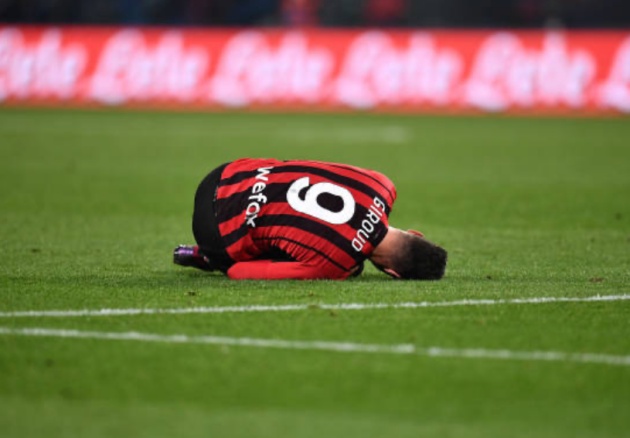 Koulibaly còn xuất hiện trong pha phạm lỗi khiến Giroud bị đau.
