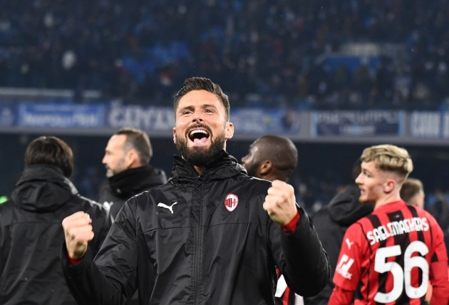 Giroud tập tễnh nhưng vẫn ăn mừng phấn khích sau khi hồi còi mãn cuộc vang lên. 3 điểm quan trọng giúp Rossoneri qua mặt Inter Milan, vươn lên chiếm giữ ngôi đầu BXH.