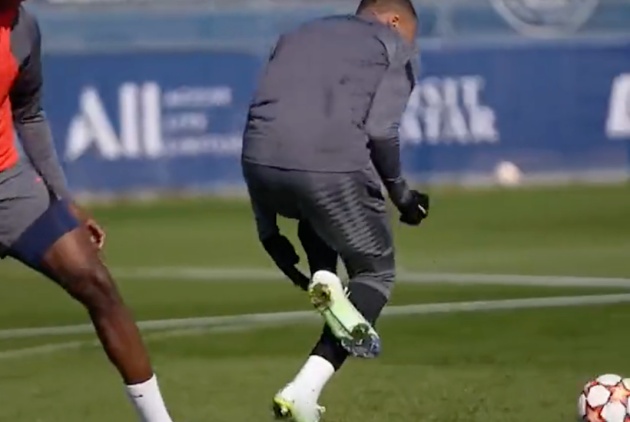 Ngòi nổ trụ cột Kylian Mbappe sau khi không có tên trong danh sách đăng ký thi đấu ở màn đọ sức OGC Nice xuất hiện trong buổi tập.