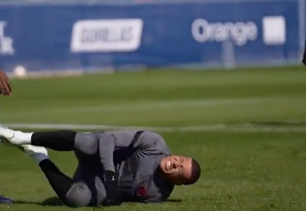 Không may khi tiền đạo người Pháp lại bị đồng đội Idrissa Gueye giẫm vào chân trái trong 1 pha tranh chấp bóng và ngã xuống sân nhăn nhó đau đớn.