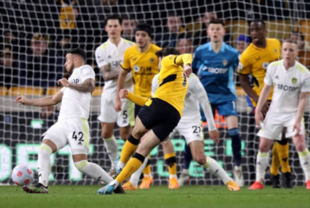 Trong thời gian bù giờ hiệp 1, bản hợp đồng mượn từ Barcelona tự mình điền tên lên bảng điện tử, nhân đôi cách biệt cho Wolves.