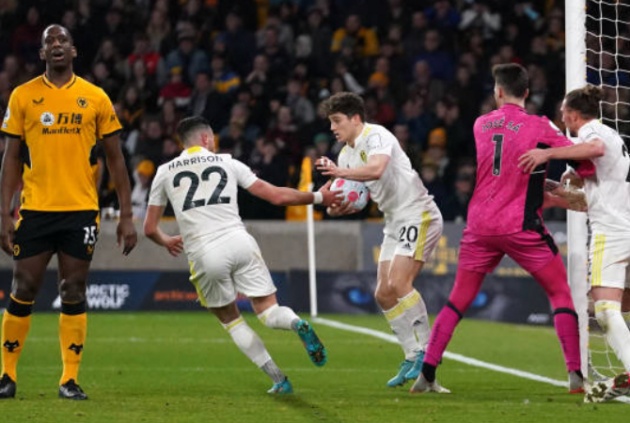 10 phút sau khi Jimenez bị truất quyền thi đấu, Jack Harrison phá lưới Wolves, nhen nhóm hy vọng cho Leeds.