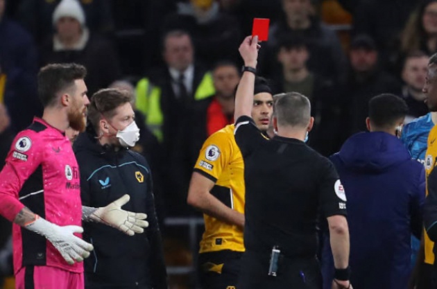 Những tưởng phần thắng đã nằm chắc trong tay đội chủ sân Molineux thì chiếc thẻ đỏ đầu hiệp 2 của chân sút chủ lực Raul Jimenez đã khiến thế trận hoàn toàn xoay chiều.