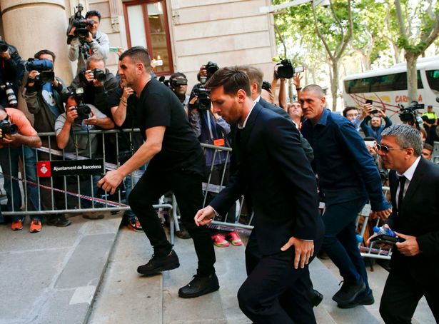 Ảnh bài viết Messi cúi rạp đầu vì bị chỉ trích khi ra tòa vụ trốn thuế