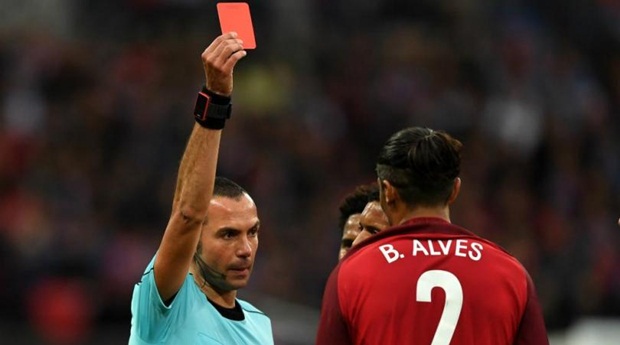 Ảnh bài viết "Hung thần" Alves nói gì sau pha kung-fu vào mặt Kane?