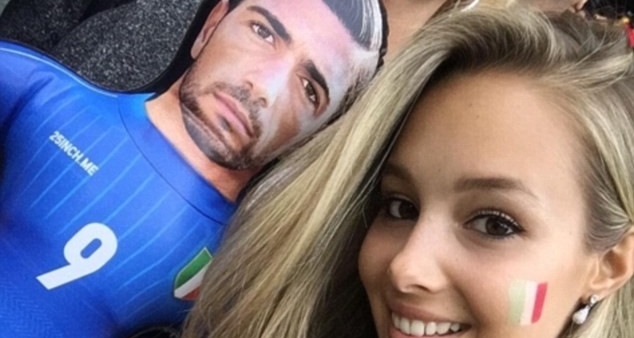 Ảnh bài viết Bạn gái nóng bỏng mang hình nộm đến cổ vũ sao Italy