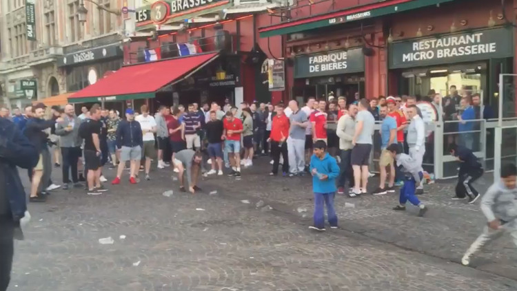 Ảnh bài viết Cổ động viên Anh bị chỉ trích vì ném xu lẻ cho trẻ tị nạn