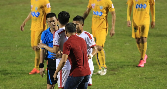 Ảnh bài viết "Trọng tài Hà Anh Chiến đã thổi còi quá liều lĩnh và bất chấp"