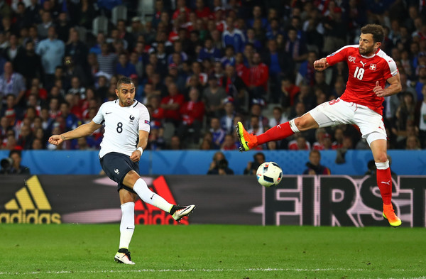 Ảnh bài viết Dimitri Payet sút dội xà ngang Thụy Sĩ