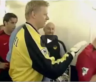 Ảnh bài viết Gary Neville phũ phàng từ chối bắt tay Peter Schmeichel