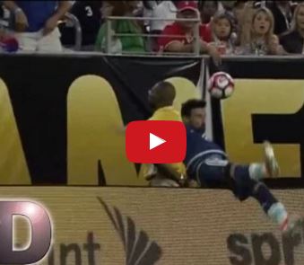 Ảnh bài viết Tình huống ham bóng dẫn đến tai nạn khủng khiếp của Ezequiel Lavezzi 