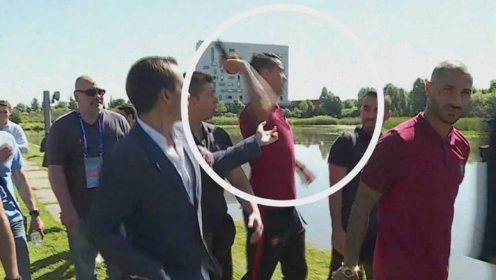 Ảnh bài viết Lộ lý do Ronaldo giật micro phóng viên ném xuống hồ nước