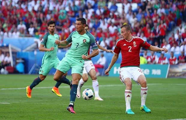 Ảnh bài viết Ronaldo nhắm mắt giựt gót ngẫu hứng lập siêu phẩm để đời tại EURO 2016
