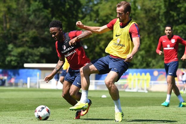 Ảnh bài viết Phong độ sụt giảm, Sterling nhận liền cuộc gọi từ Pep Guardiola