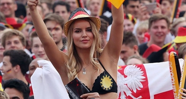 Ảnh bài viết Bóng hồng đọ sắc trên khán đài vòng 1/8 EURO 2016