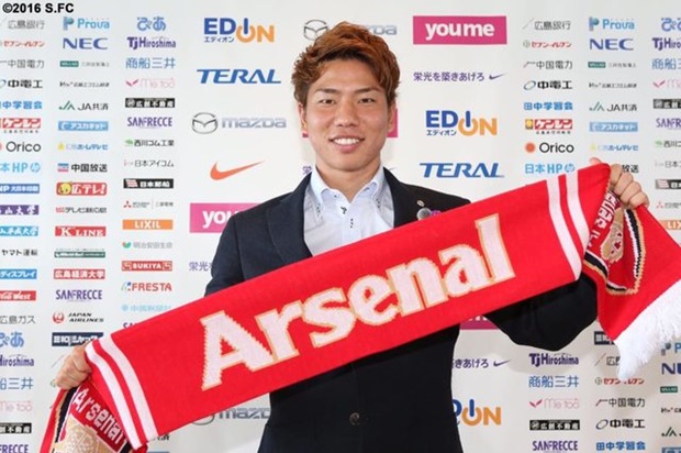 Ảnh bài viết Chùm ảnh: Takuma Asano tươi cười trong lễ ra mắt, CĐV Arsenal khóc ròng