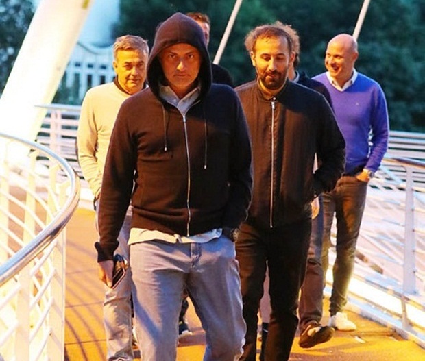 Ảnh bài viết Điểm tin hậu trường 16/07: Mourinho "cực ngầu" trước trận ra mắt Quỷ đỏ; Lewandowski say sưa diễn cảnh nóng cùng vợ trên biển