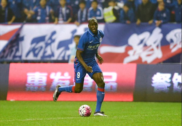 Ảnh bài viết Sốc: Demba Ba tái hiện chấn thương kinh hoàng của Luke Shaw