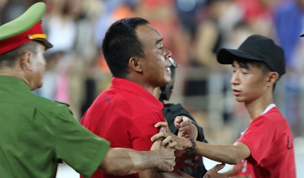 Ảnh bài viết CĐV Hải Phòng lao xuống sân đòi 'ăn thua' với trọng tài