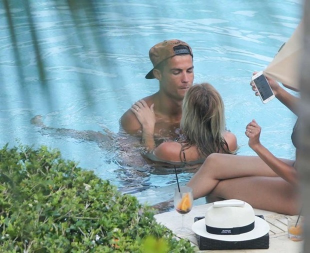 Ảnh bài viết Điểm tin hậu trường 2/8: Messi xấu mặt vì tình cũ; CR7 ‘hành động lạ’ với siêu mẫu tóc vàng