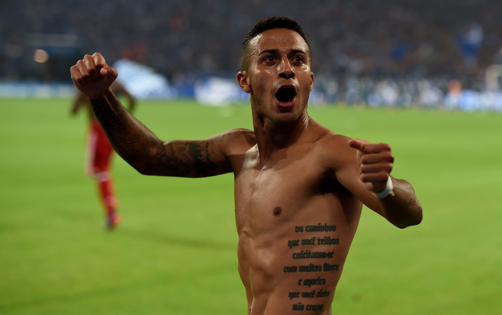 Ảnh bài viết Thiago khoe hình xăm trong ngày Bayern thắng nhọc Schalke