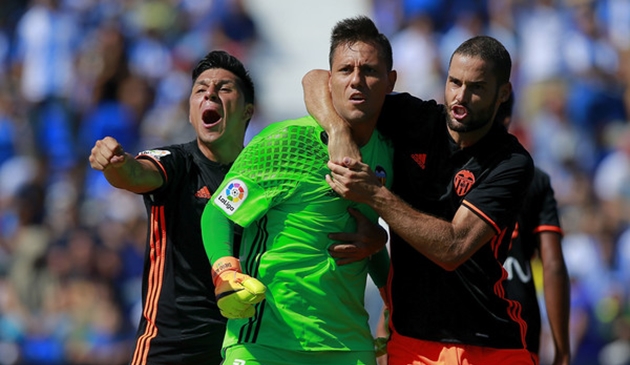Ảnh bài viết Diego Alves truất "ngôi vua" của huyền thoại Barca