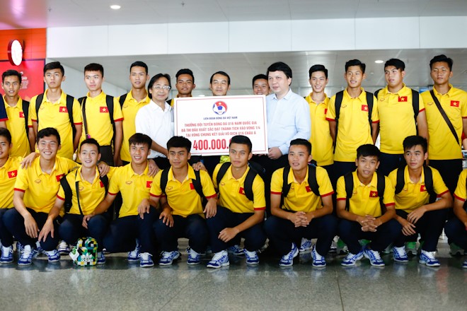 Ảnh bài viết VFF thưởng U16 Việt Nam 400 triệu ngay tại sân bay Nội Bài