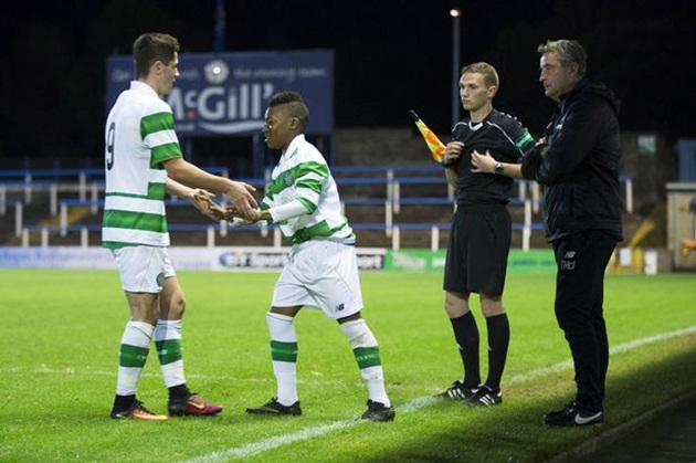 Ảnh bài viết Choáng với cầu thủ 13 tuổi vào sân đá cùng đàn anh U20