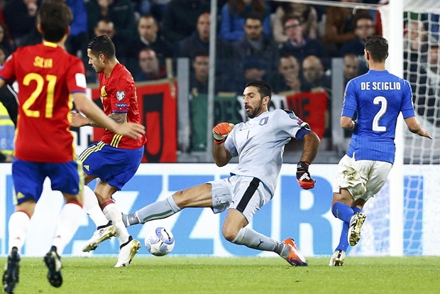 Ảnh bài viết Buffon hóa tội đồ, Italia suýt thất thủ trước Tây Ban Nha