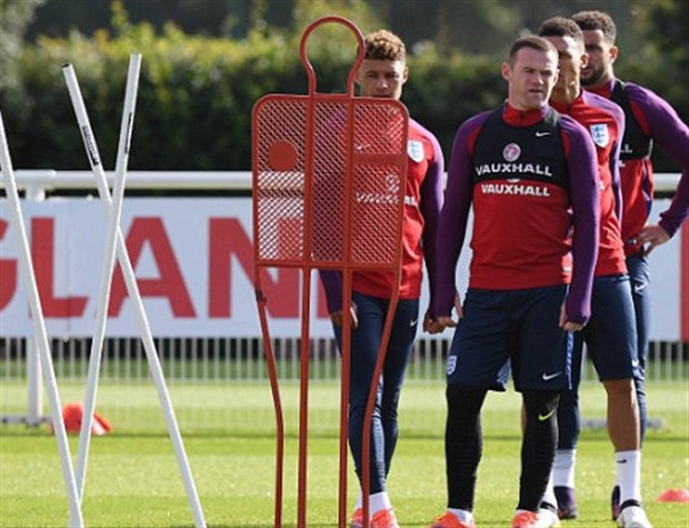 Ảnh bài viết Rooney 'cau có' tập luyện trước tin đồn bị trảm