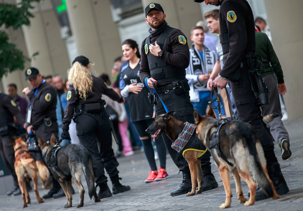 Ảnh bài viết Chó nghiệp vụ bao vây sân Bernabeu, Real đè bẹp Legia trong ngày Ronaldo tịt ngòi