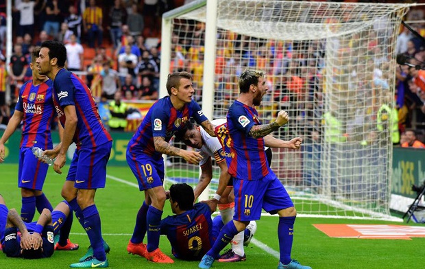 Ảnh bài viết Bảo vệ Neymar, Messi sẵn sàng 'dằn mặt' CĐV Valencia trước ống kính