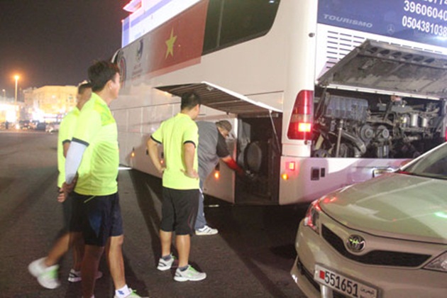 Ảnh bài viết Xe chở đội U19 Việt Nam tại Bahrain bất ngờ bị hỏng