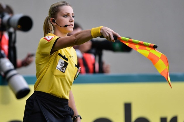 Ảnh bài viết Điểm tin hậu trường 25/10: Nữ trọng tài xinh đẹp nhất thế giới; ‘Người ngoài hành tinh’ tiết lộ bí mật động trời