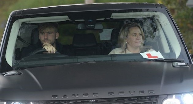 Ảnh bài viết Luke Shaw phải nhờ mẹ hướng dẫn lái xe