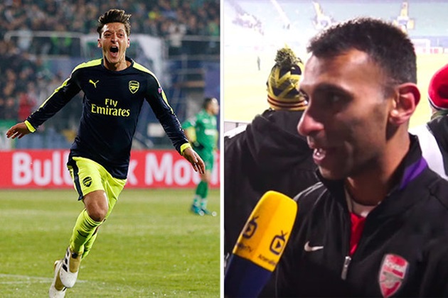 Ảnh bài viết Chê Oezil, Alan Shearer bị CĐV Arsenal 'ném đá'