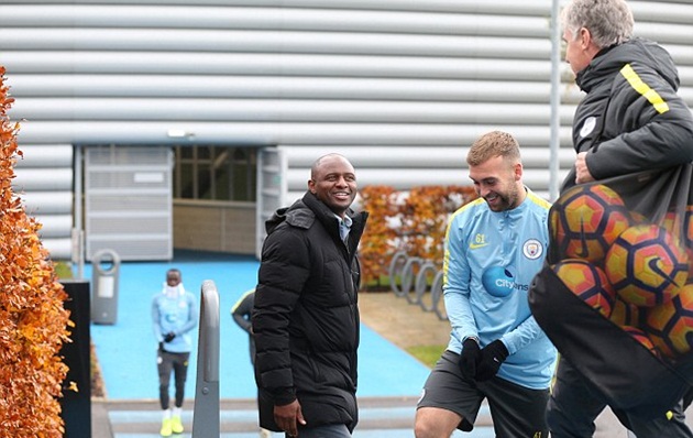 Ảnh bài viết Huyền thoại Arsenal ngó lơ đội nhà, ghé thăm buổi tập của Man City