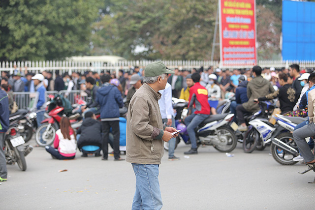 Ảnh bài viết Cận cảnh xếp hàng rồng rắn mua vé trận Bán kết lượt về Việt Nam - Indonesia