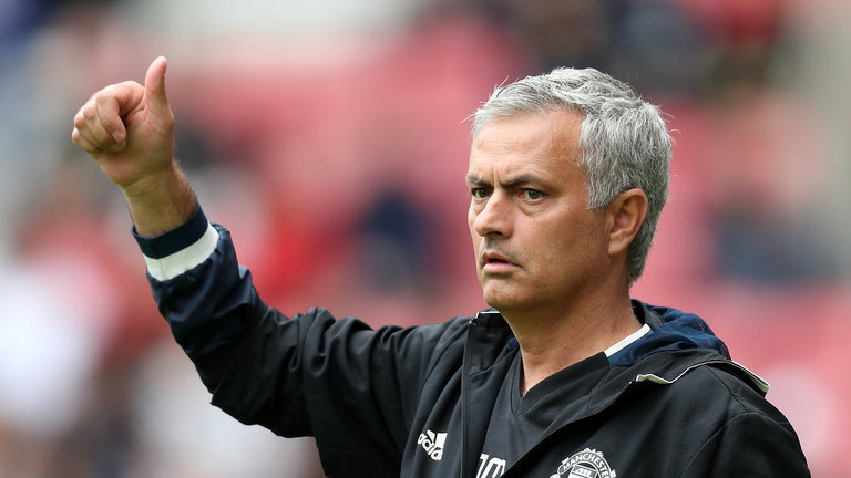Ảnh bài viết Điểm tin tối 15/12: Mourinho ‘bắt bệnh’ M.U, Ronaldo đạt cột mốc khủng