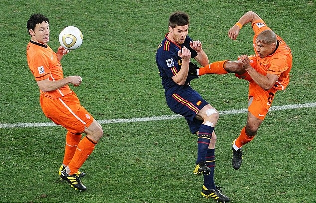 Ảnh bài viết Xem lại cú kungfu rợn người của De Jong nhắm vào Alonso