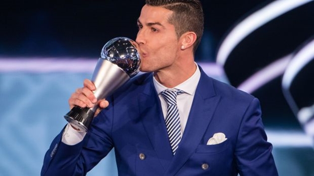 Ảnh bài viết Điểm tin sáng 10/01: Ronaldo thống trị năm 2016, Mourinho và Wenger không được ai bầu