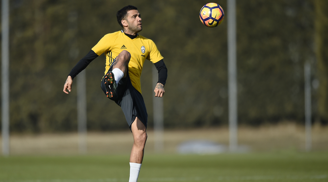 Ảnh bài viết Mặc đại gia Trung Quốc lôi kéo, Alves vẫn miệt mài luyện tập cùng Juventus