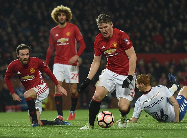 Ảnh bài viết Chùm ảnh: Người thừa Schweinsteiger rực sáng, Man Utd vào vòng 5 FA Cup