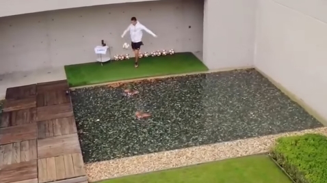 Ảnh bài viết Ronaldo trổ tài sút rụng flycam