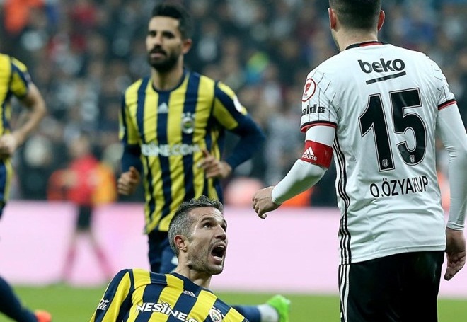 Ảnh bài viết Van Persie trả giá vì trêu ngươi đồng đội cũ Arsenal