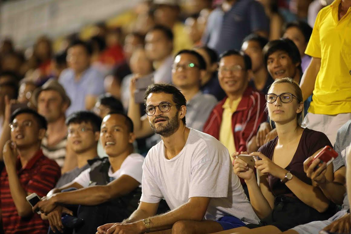 Ảnh bài viết CĐV nước ngoài phẫn nộ với "màn kịch" trên sân Thống Nhất