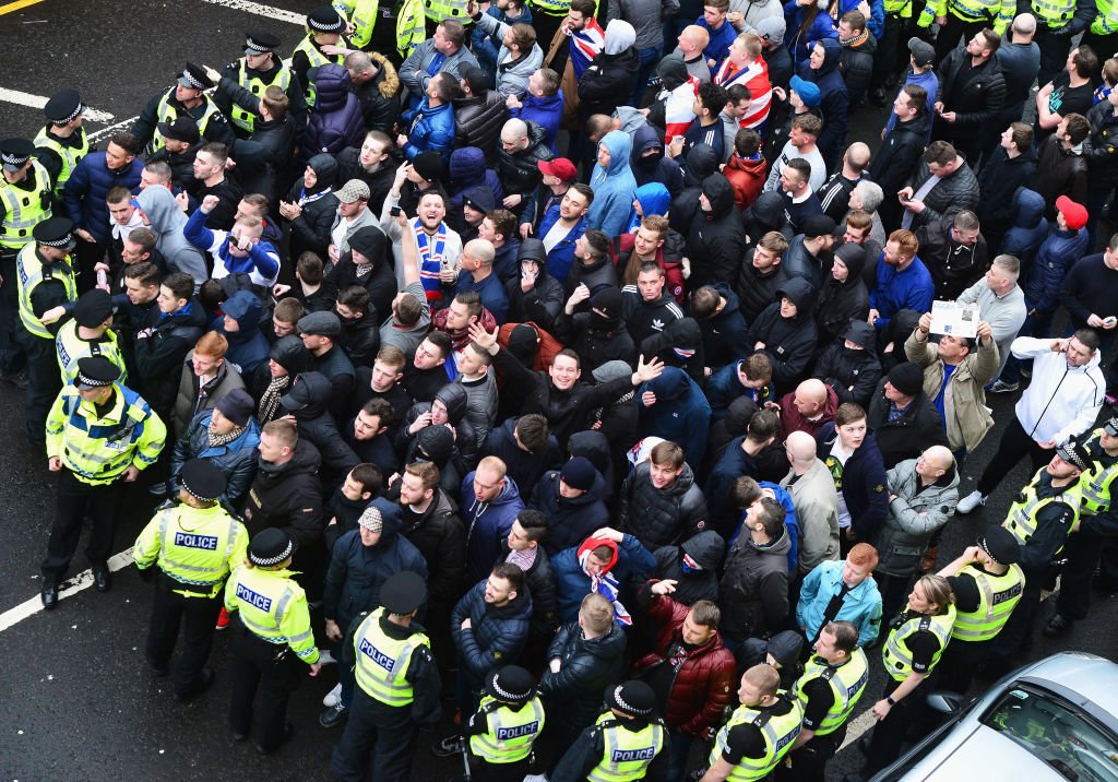 Ảnh bài viết Chùm ảnh ấn tượng derby Old Firm: Hooligan, cảnh sát và sắc màu CĐV