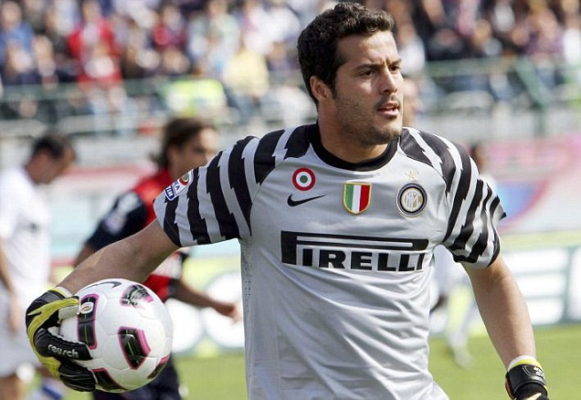 Ảnh bài viết Những pha cứu bóng khiến tên tuổi của Julio Cesar nổi như cồn