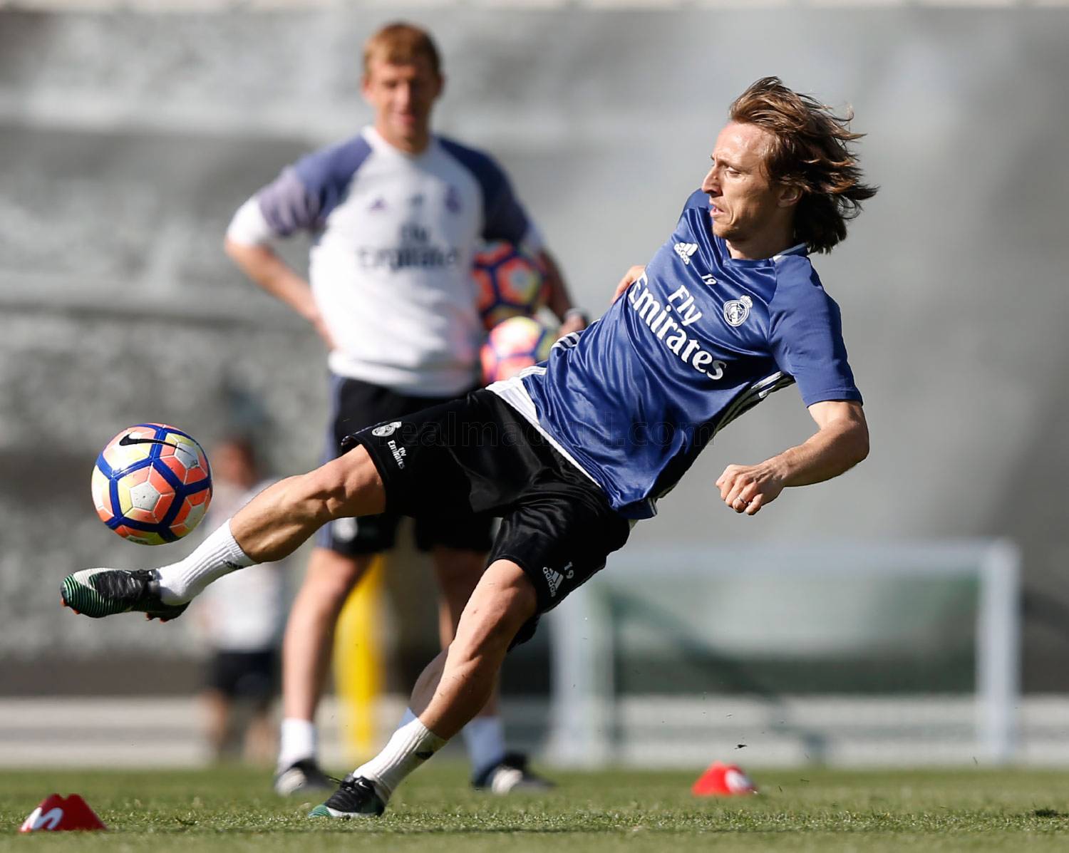 Ảnh bài viết Sân tập đìu hiu, Varane rủ Modric đua tốc độ