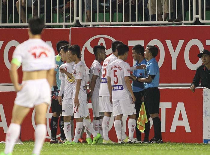 Ảnh bài viết Ban bệ ông Mùi khuyên bầu Đức, HAGL chớ dại